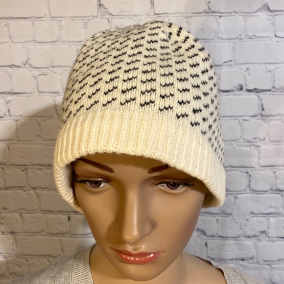 L.L. Bean Accessories - L.L. Bean Women’s Wool Beanie Cream and Navy